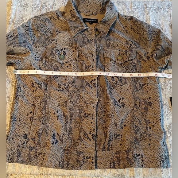 NWT Prosperity Jolene Tan/Black Faux Snake Skin Stretch Denim Jacket Medium - Picture 9 of 10